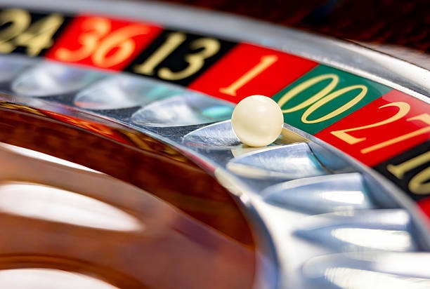 qqcash platform interface showing football markets, live-dealer tables, and account dashboard